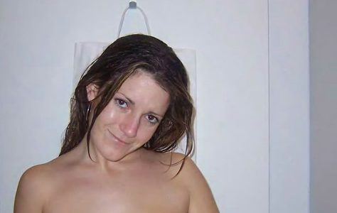 Céline nue dans une cabine de douche
