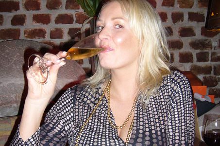Demi belle cougar de 35 ans ronde et jolie a envie de se faire niquer en levrette par un beau jeune garçon