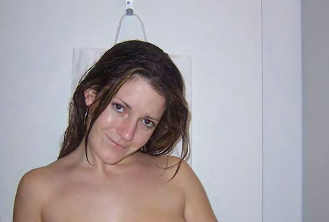 Céline nue dans une cabine de douche