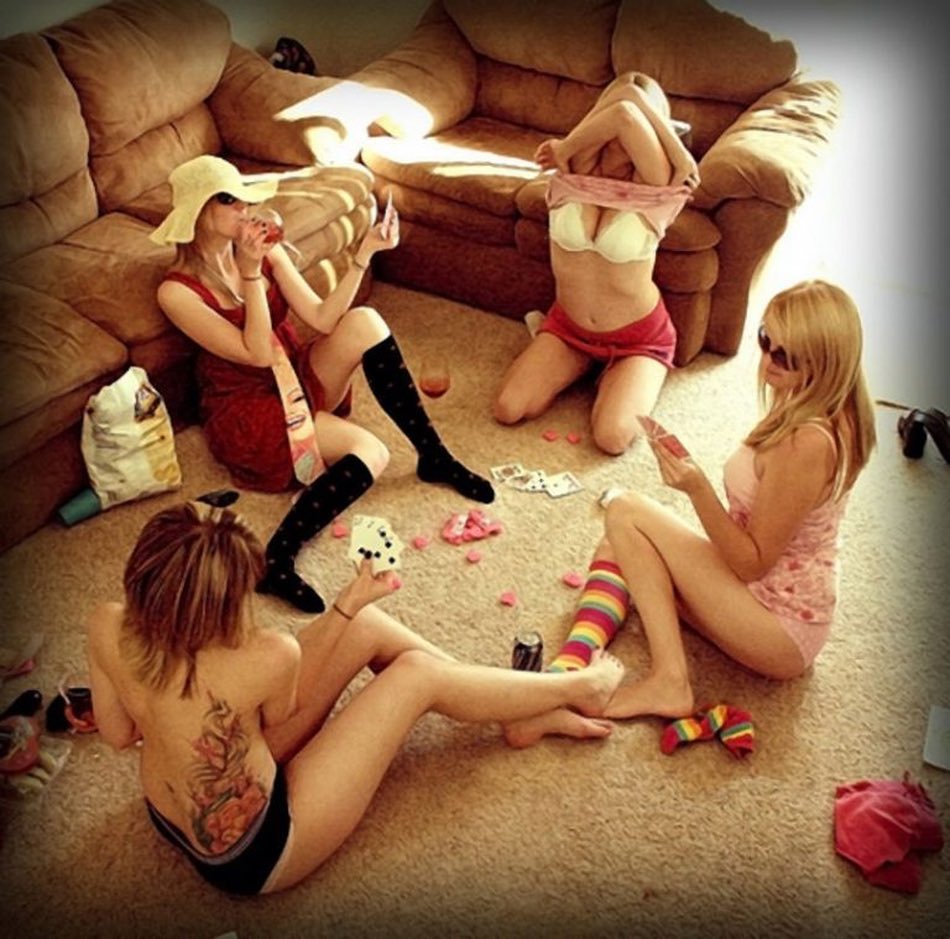 Des étudiantes salopes jouent au poker deshabilleur
